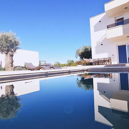Marimar With Pool, Villa