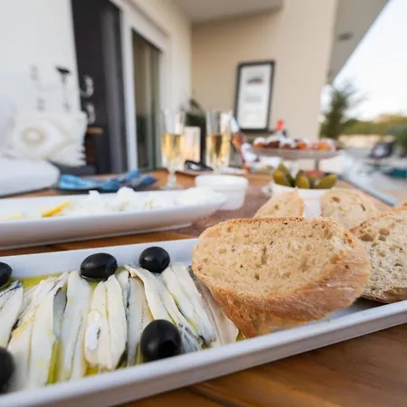 Marimar With Pool, Villa